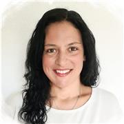 Profesora de inglés imparte clases para personas de todas las edades y necesidades